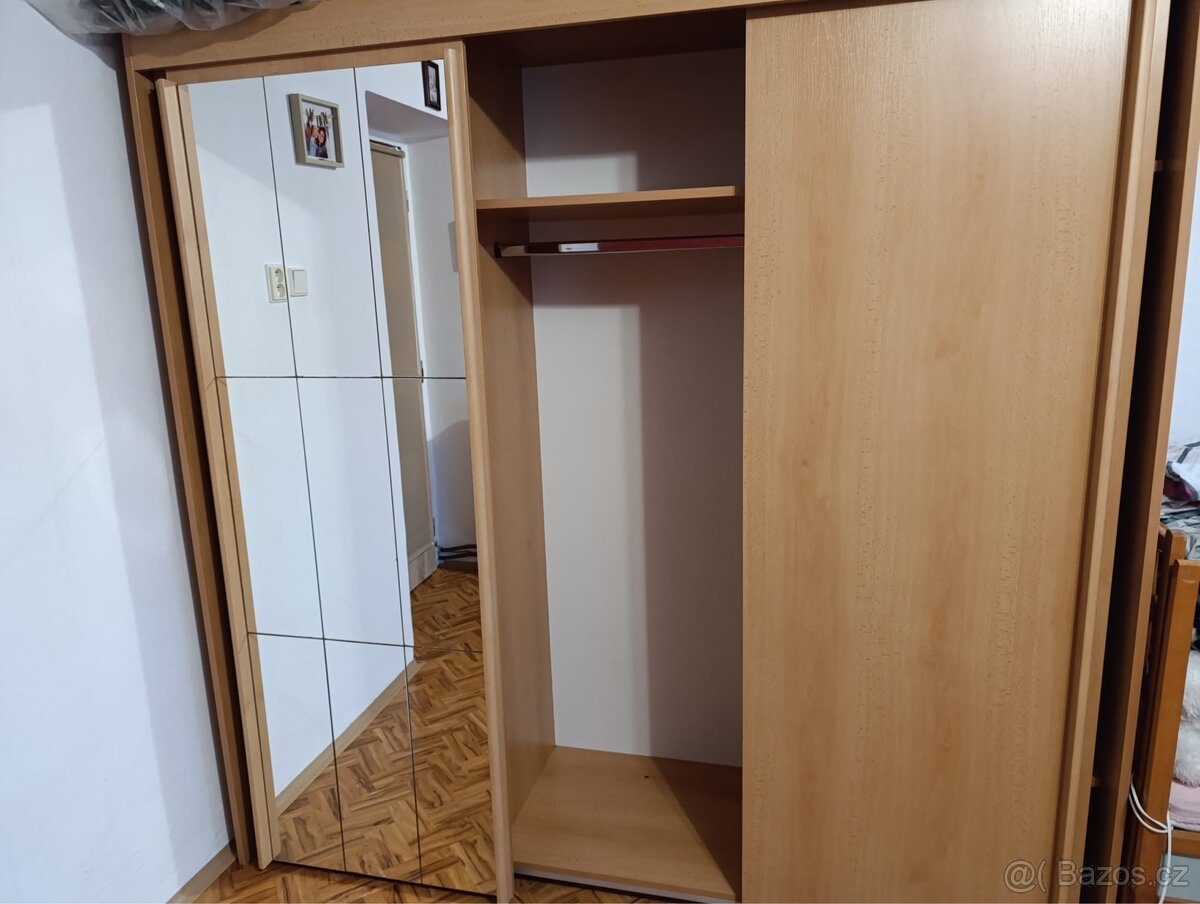 Velká šatní skříň - 3