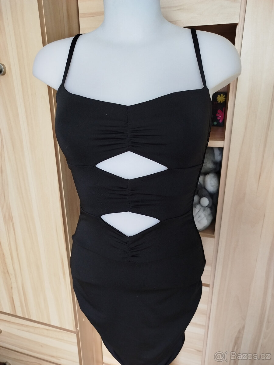 černé šaty s otvory - 3