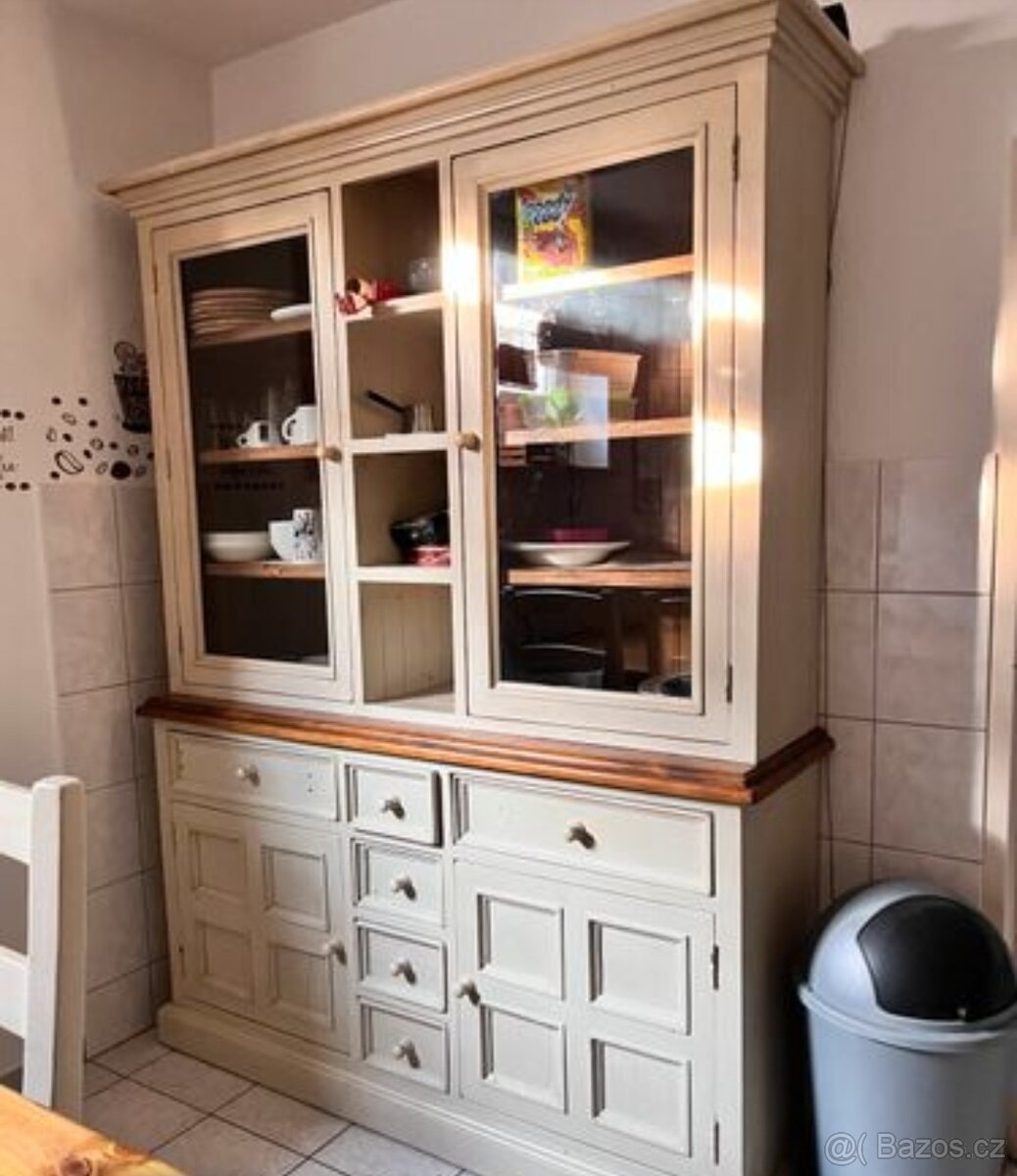 SET MASIVNÍHO KVALITNÍHO NÁBYTKU - 3