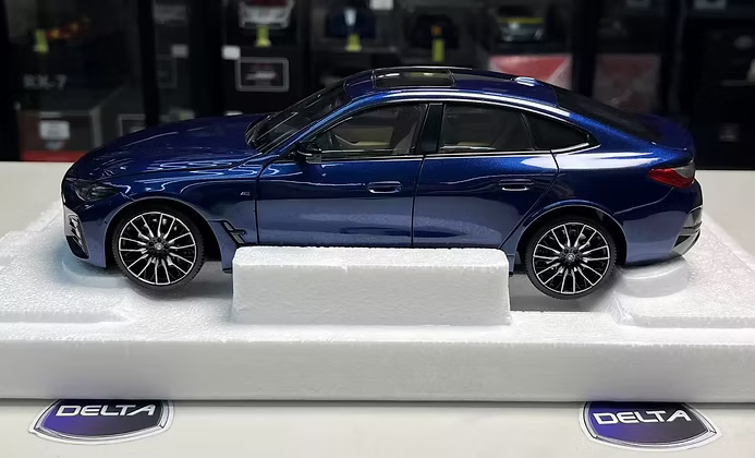 bmw i4 1:18 minichamps - 3