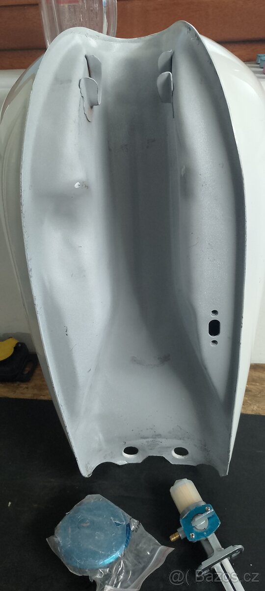 Nádrž Suzuki GN 125, café racer - 3