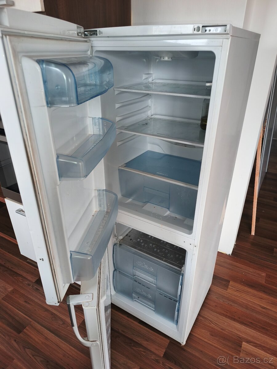 Lednička s mrazákem BEKO - 3