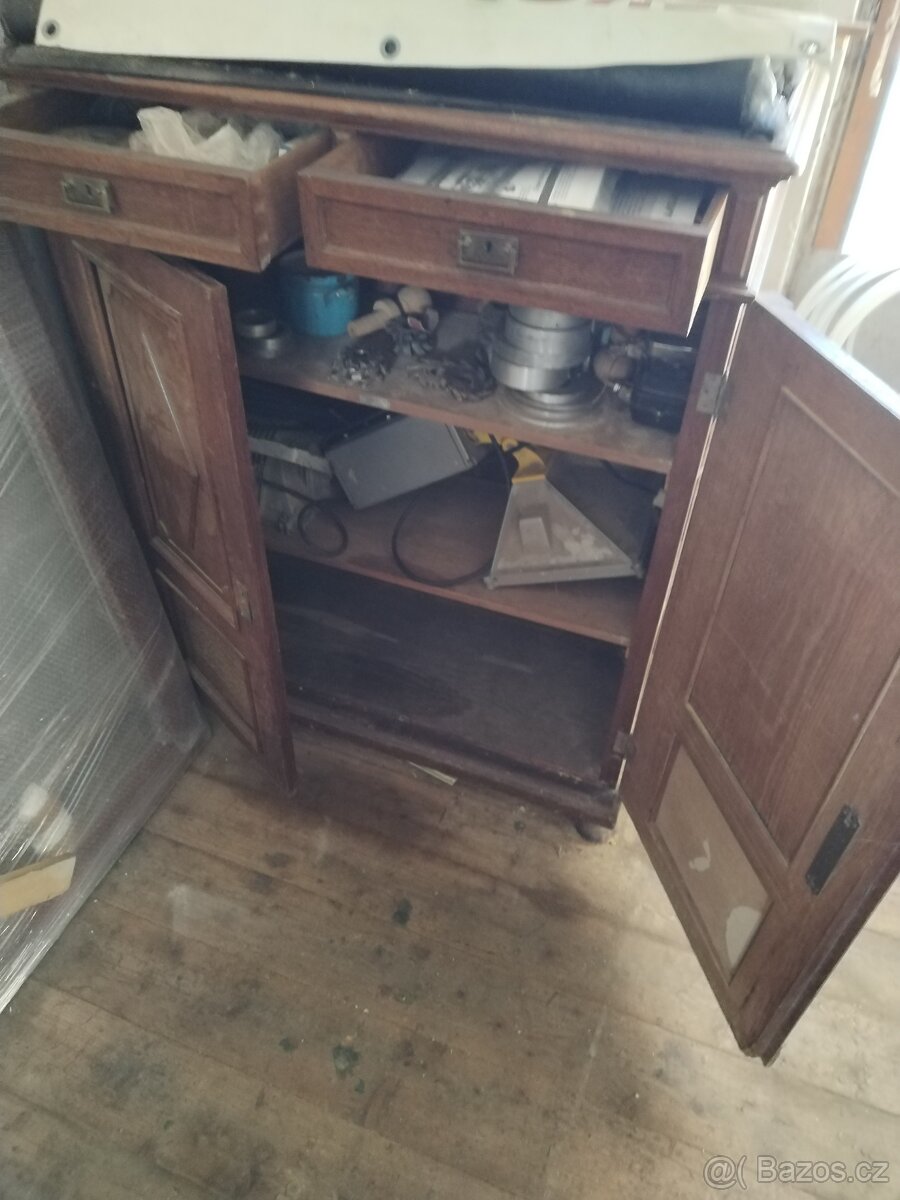 Staroužitnou skříň, komoda. - 3