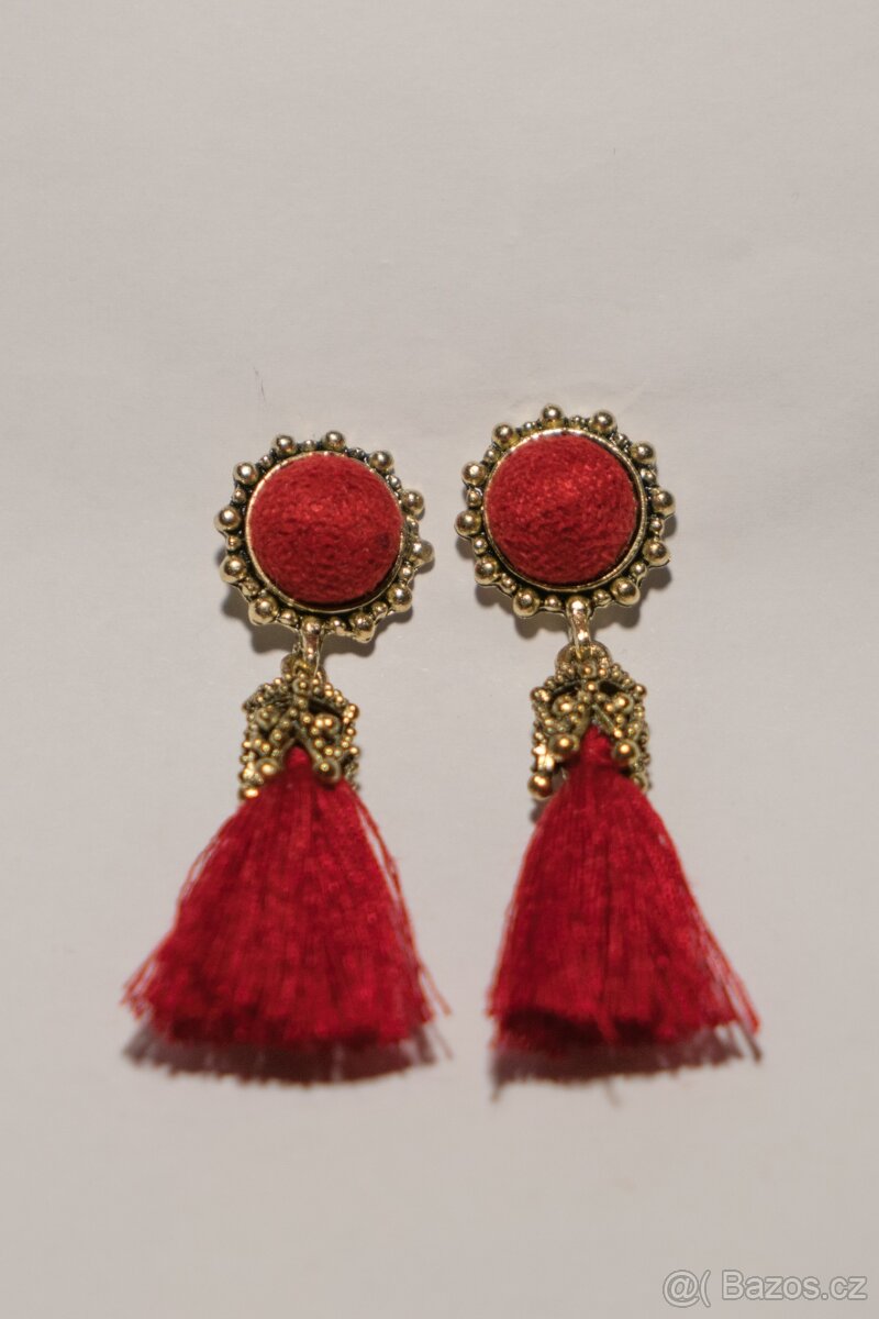 Krásné vínově červené náušnice s třásněmi a kamínky - 3