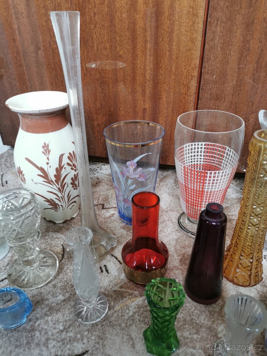 Vázy různého stáří, materiálu a velikosti - 3