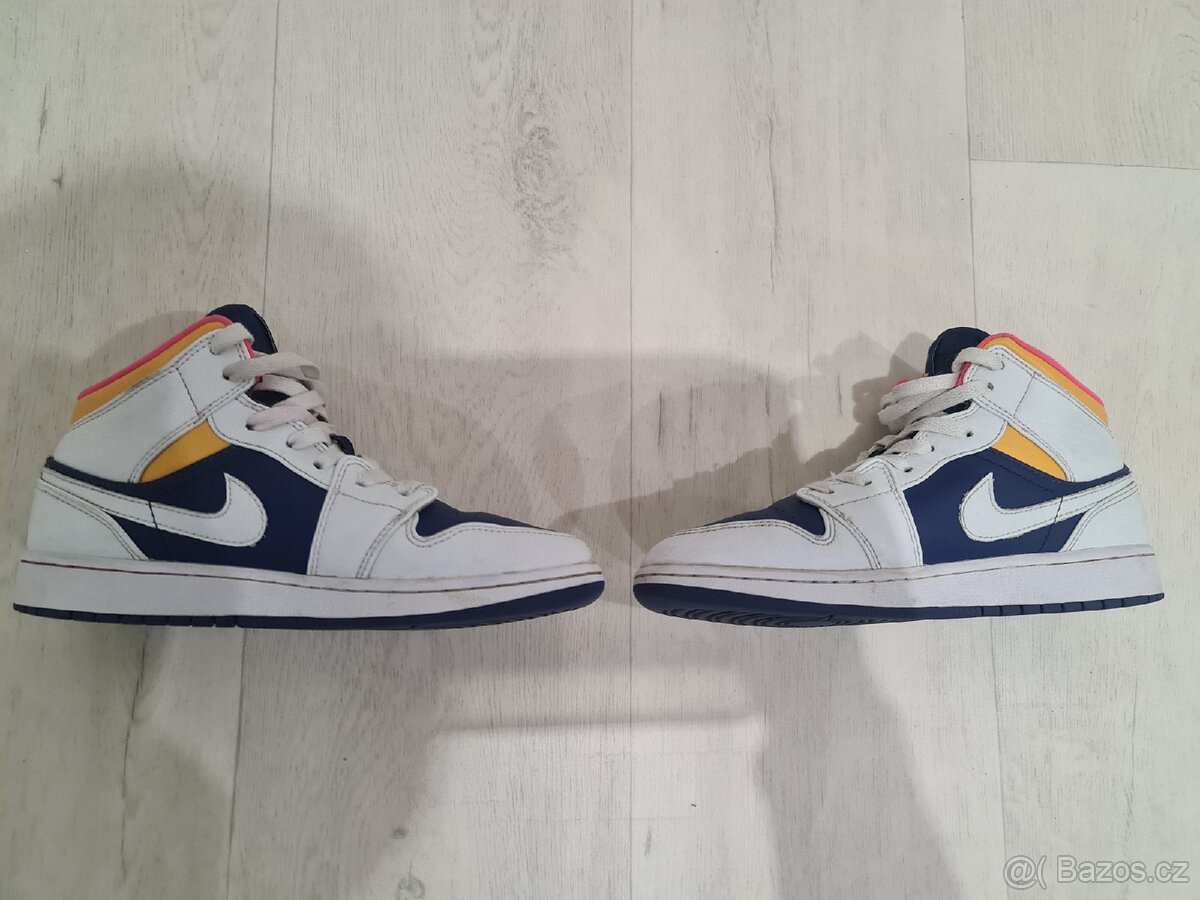 Air Jordan 1 MID vel.39
- 3