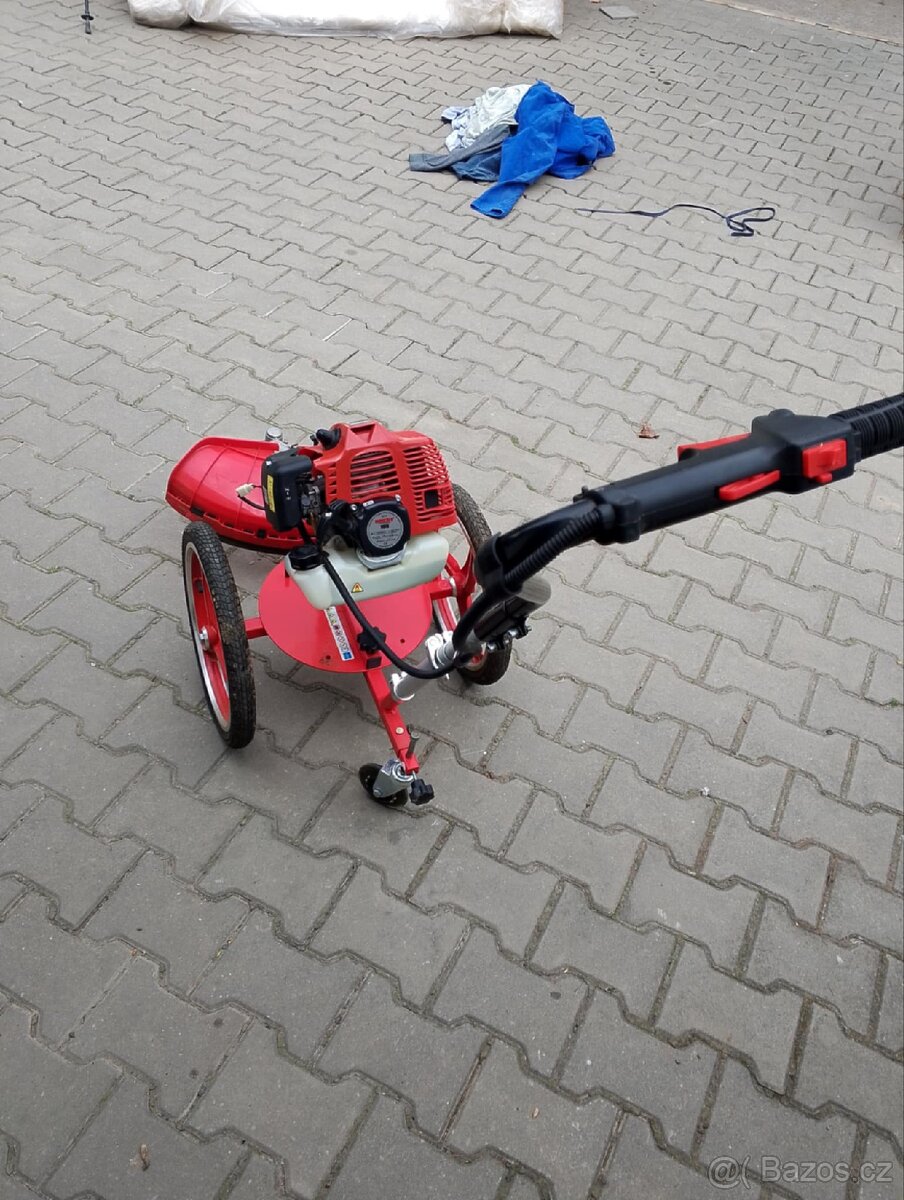 Strunový motorový vyžínač na kolech - 3