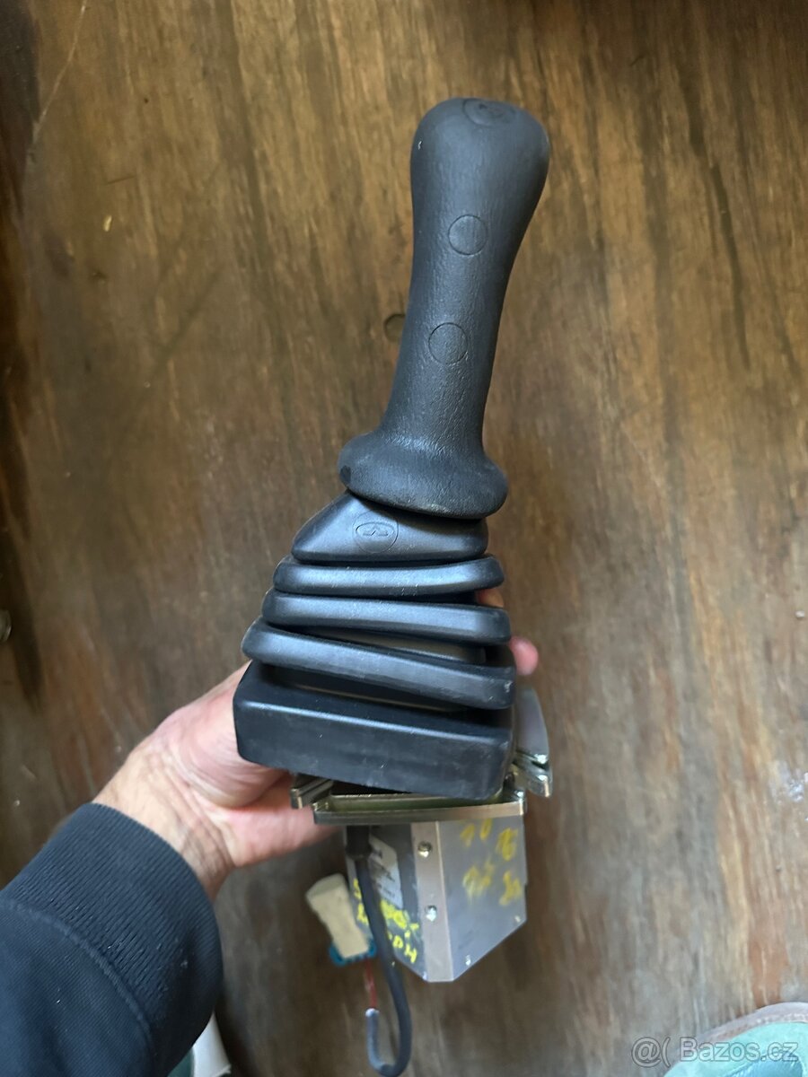 Joysticky na Minibagry Bobcat - 3