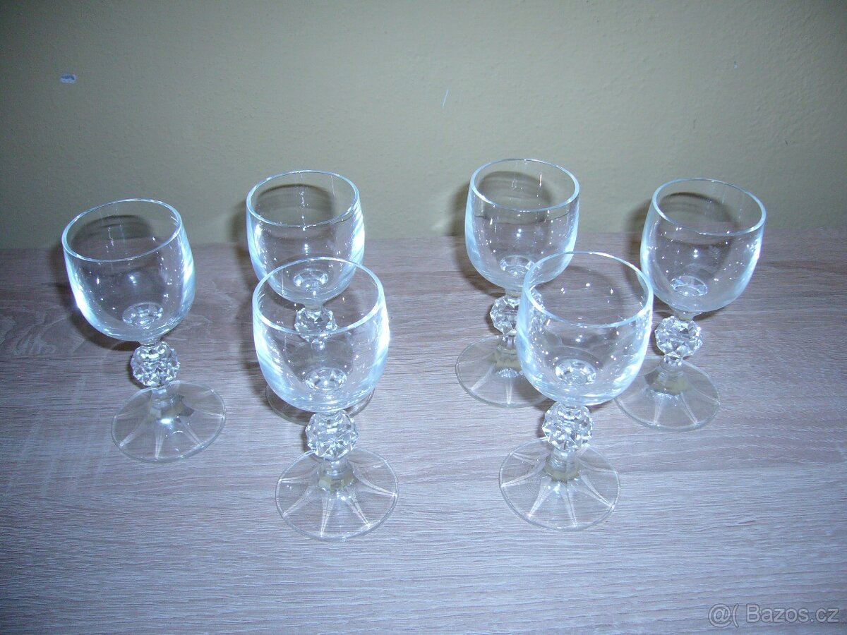 Různé hrnky a skleničky. - 3