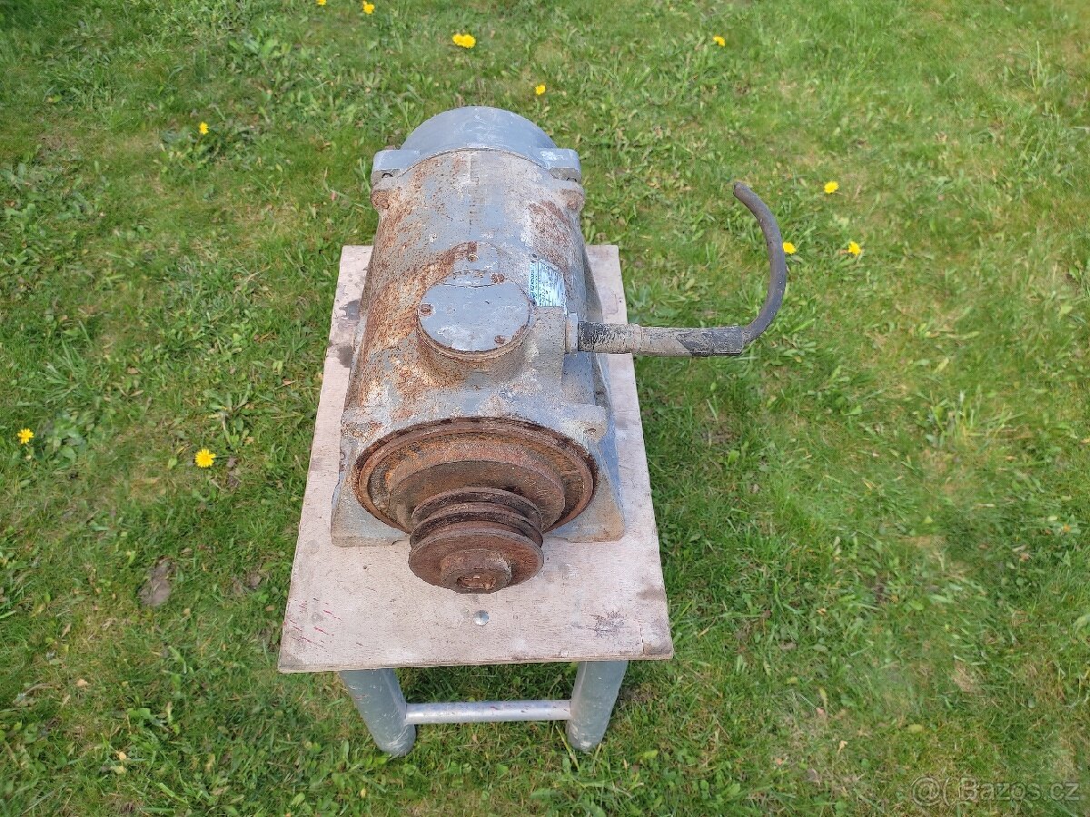 Prodám elektromotor s řemenicí. - 3