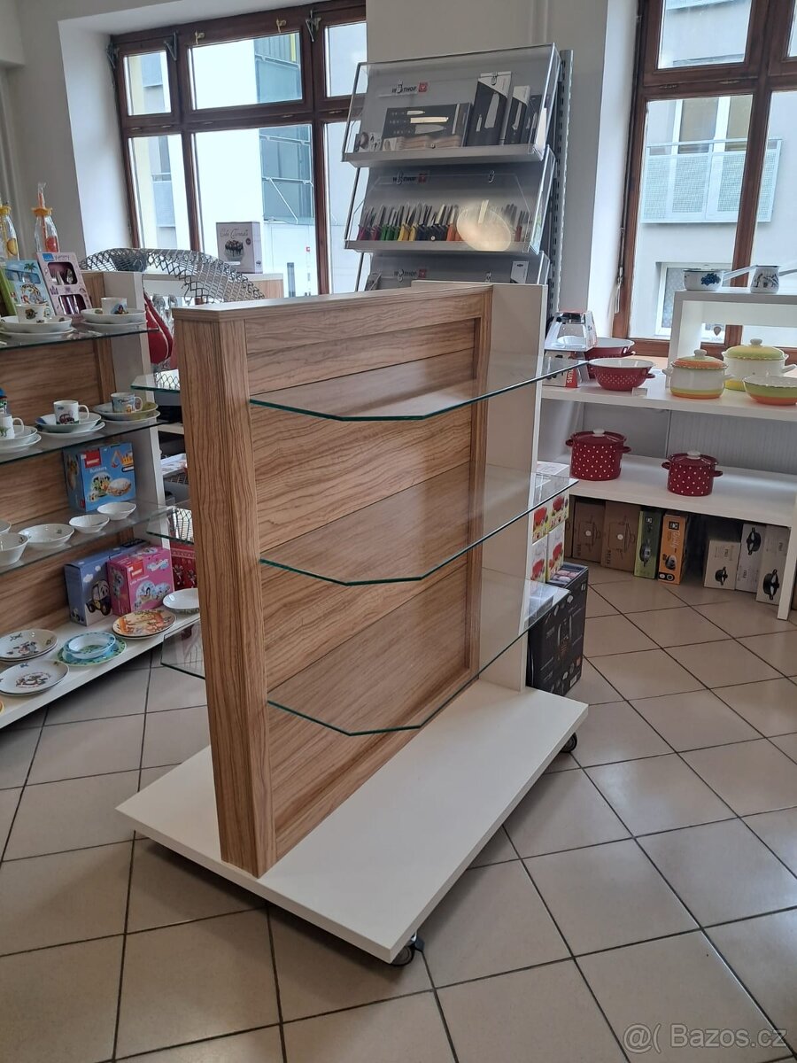 Dřevěný prodejní regál na kolečkách - 3