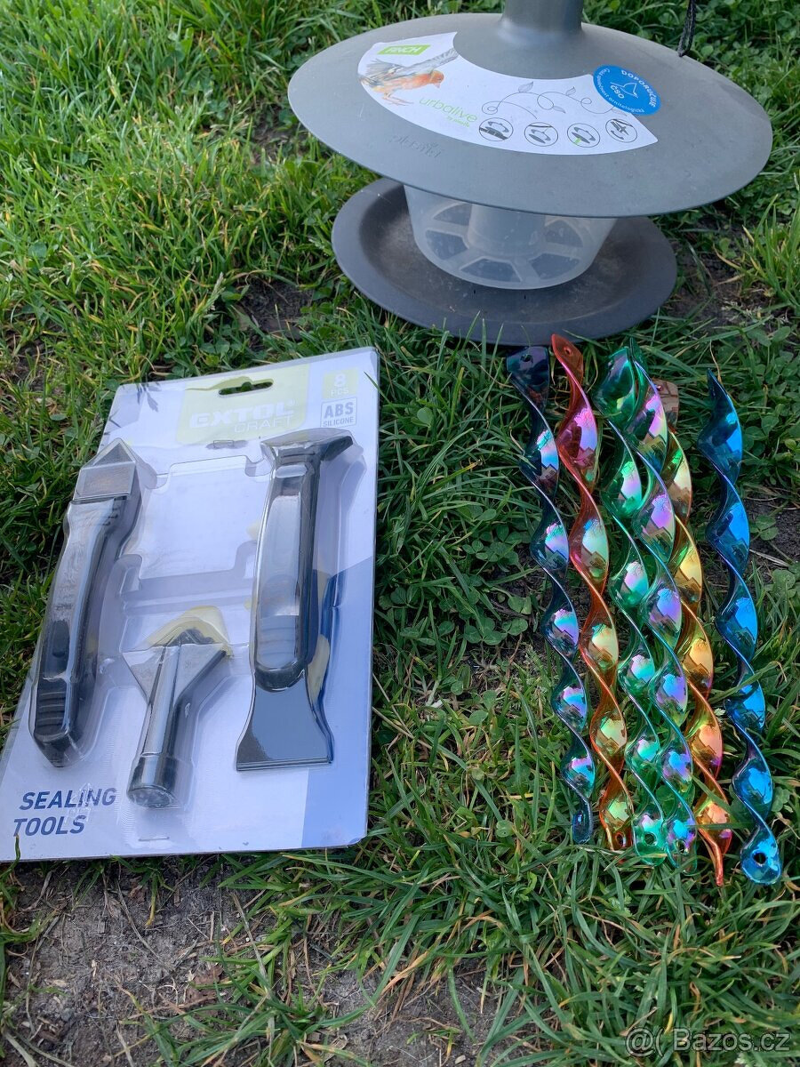 Úklid garáže: gril, nářadí, krmítko, houpačka pro slepice - 3