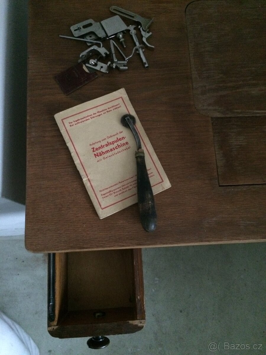 Historický šicí stroj - 3