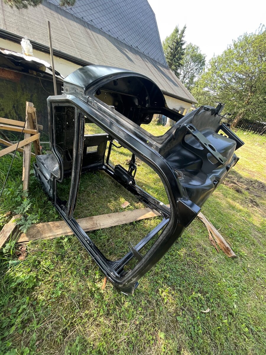 Prodám rám kabiny bagru Caterpilar 303 - 3