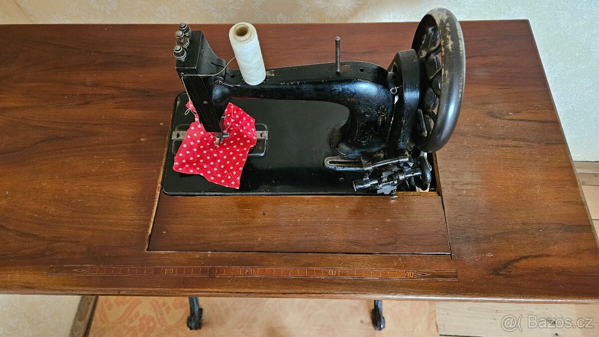 Starý šicí stroj Dietrich - 3