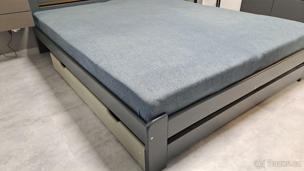 Postel z masivu, 160x200 v odstínu antracit + rošt + šuplíky - 3
