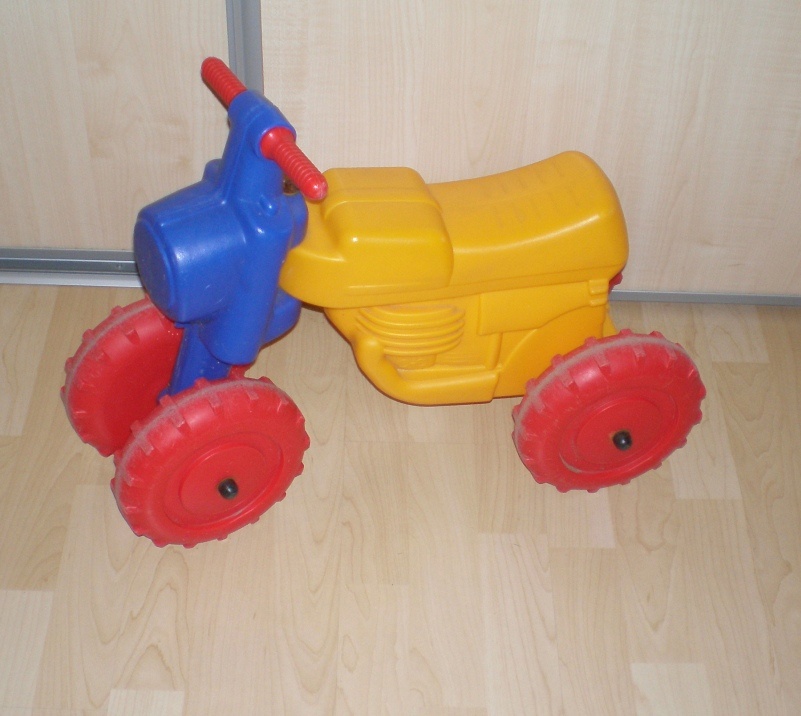 odrážedlo veliká motorka, 2 ks modré motorky, žlutá traktor - 3