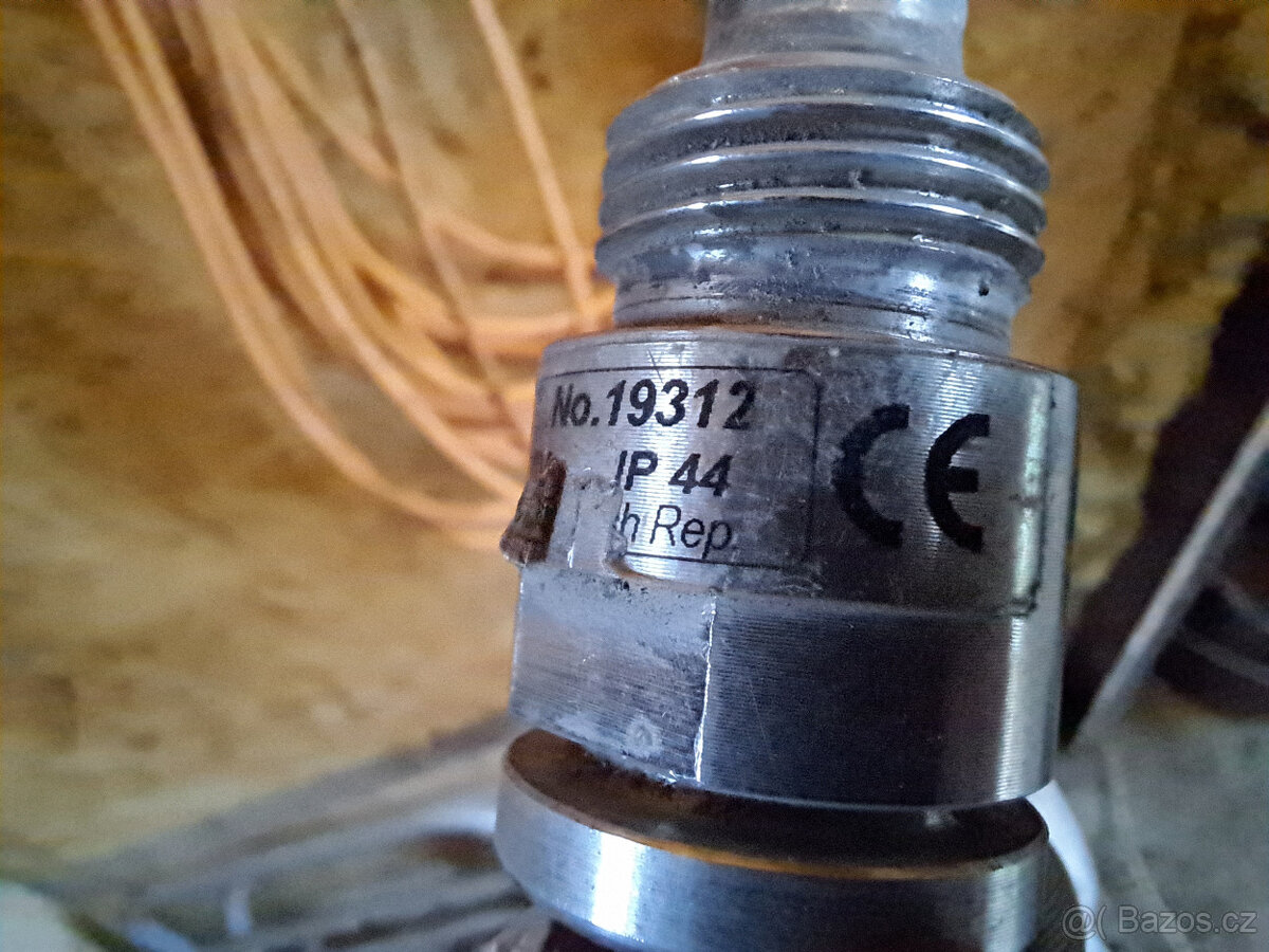 Elektrické topné těleso se zástrčkou Tradeko EL.05 300W - 3