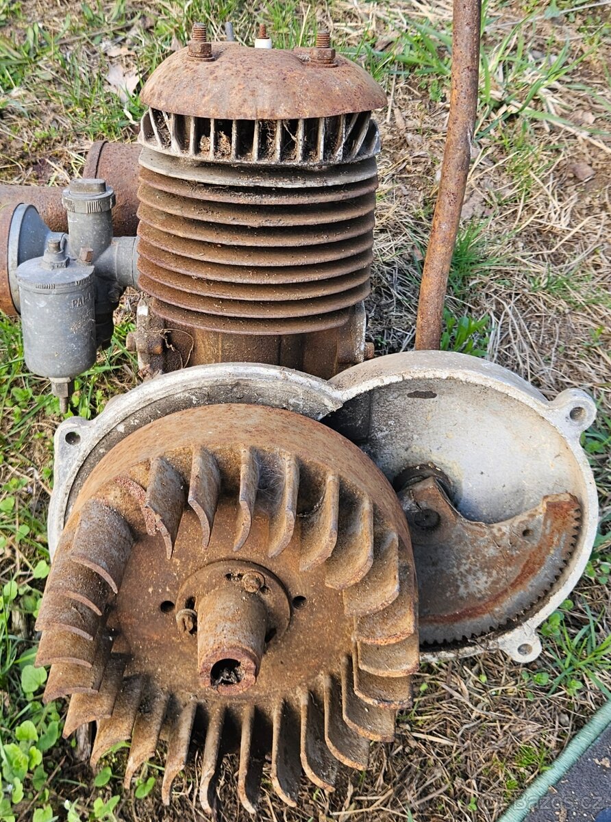 Starý motor pf 12 - 3