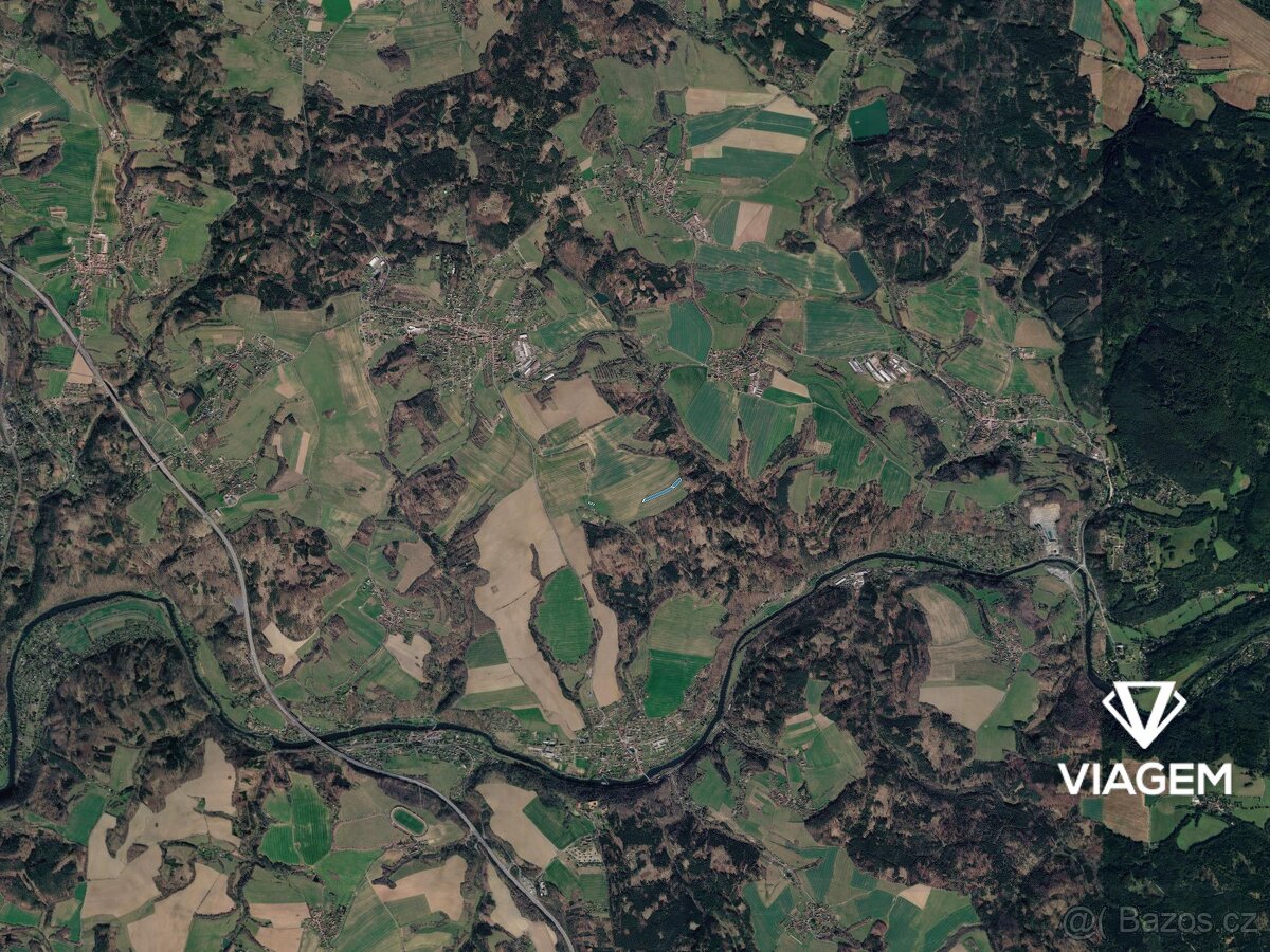 Pole 9 879 m² - 3