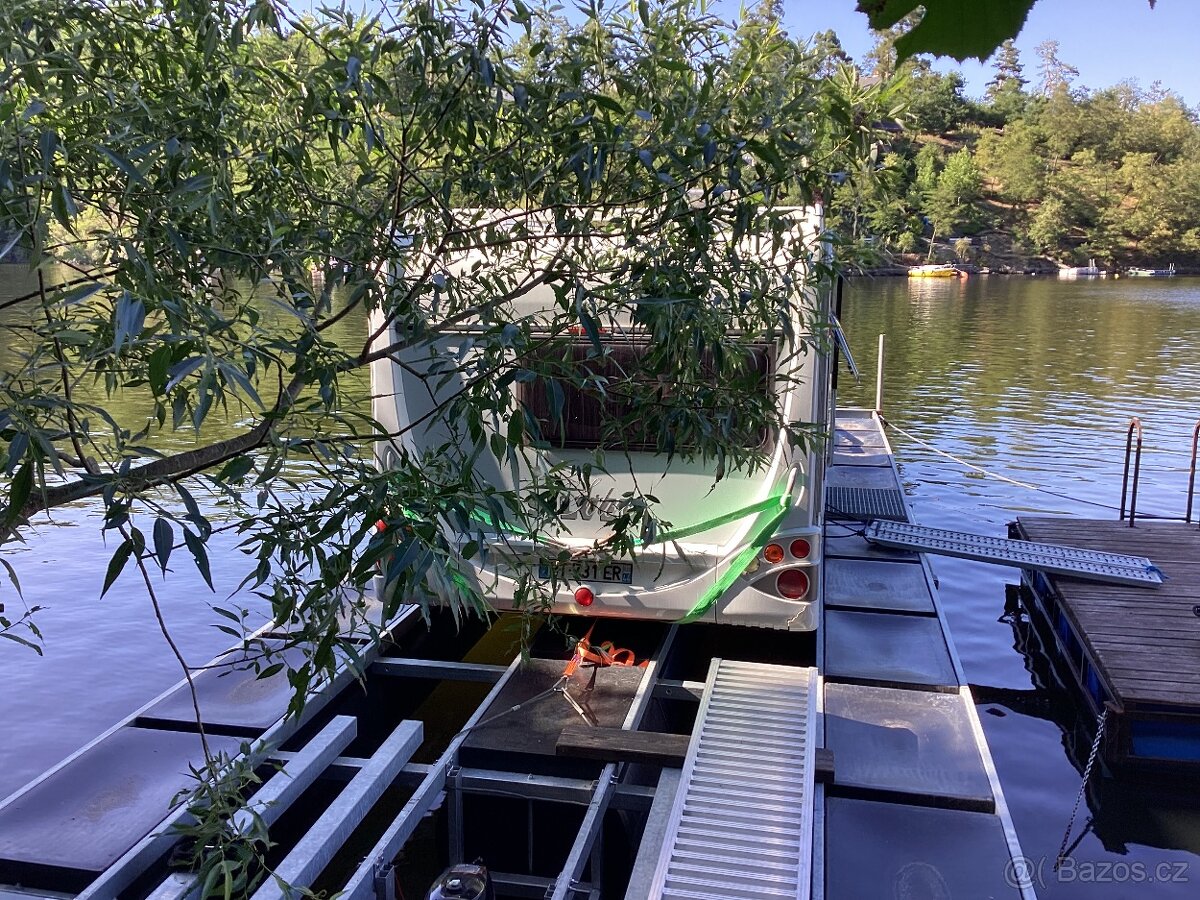 Karavan na vodě, Houseboat - 3