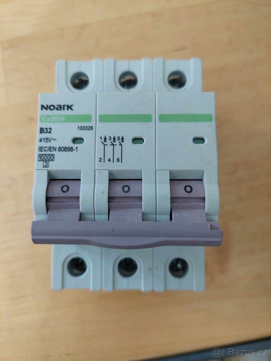 Zásuvka a zástrčka, jistič - 3