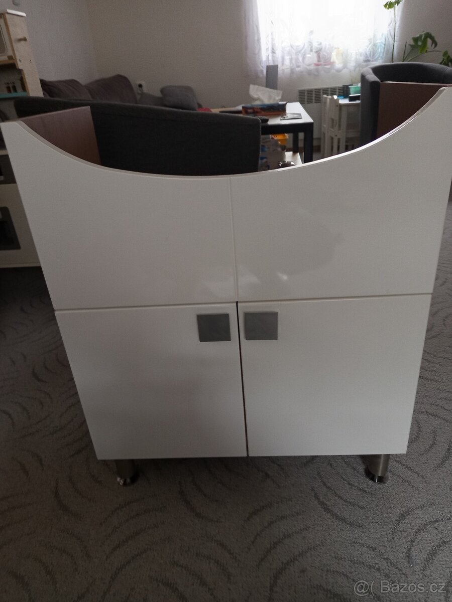 Koupelnová skříňka - 3