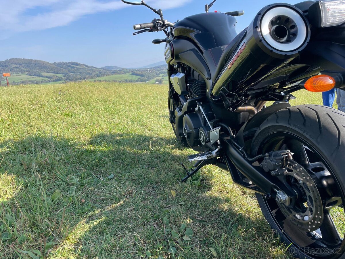YAMAHA MT01 - 3