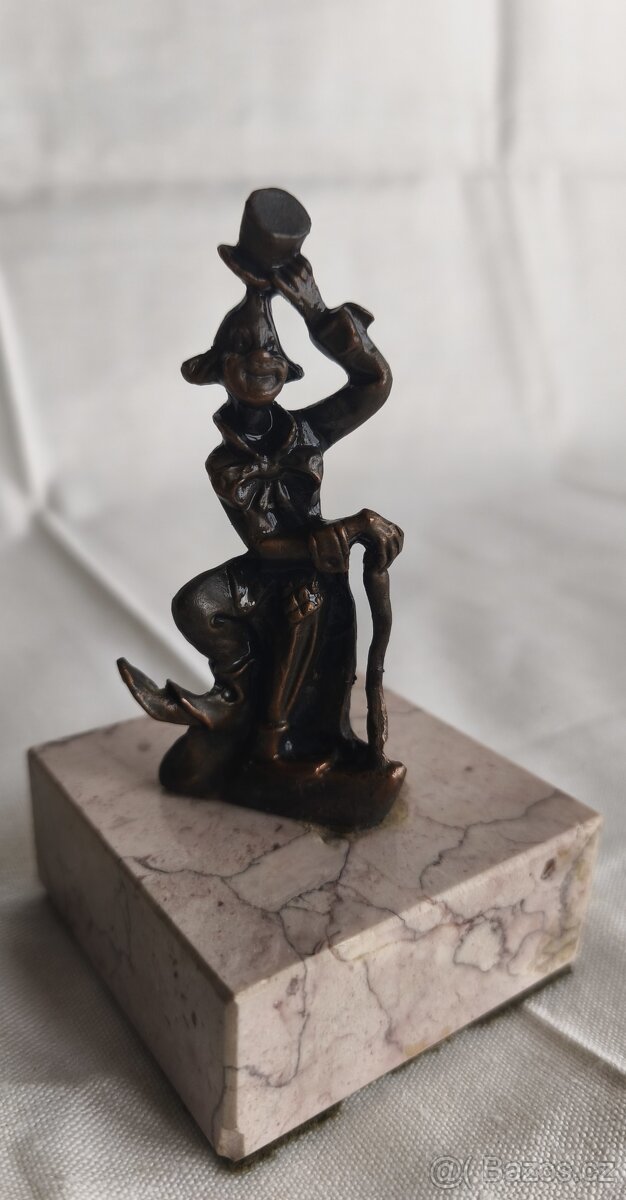 vintage kovová soška klauna na kamenném podstavci - 3