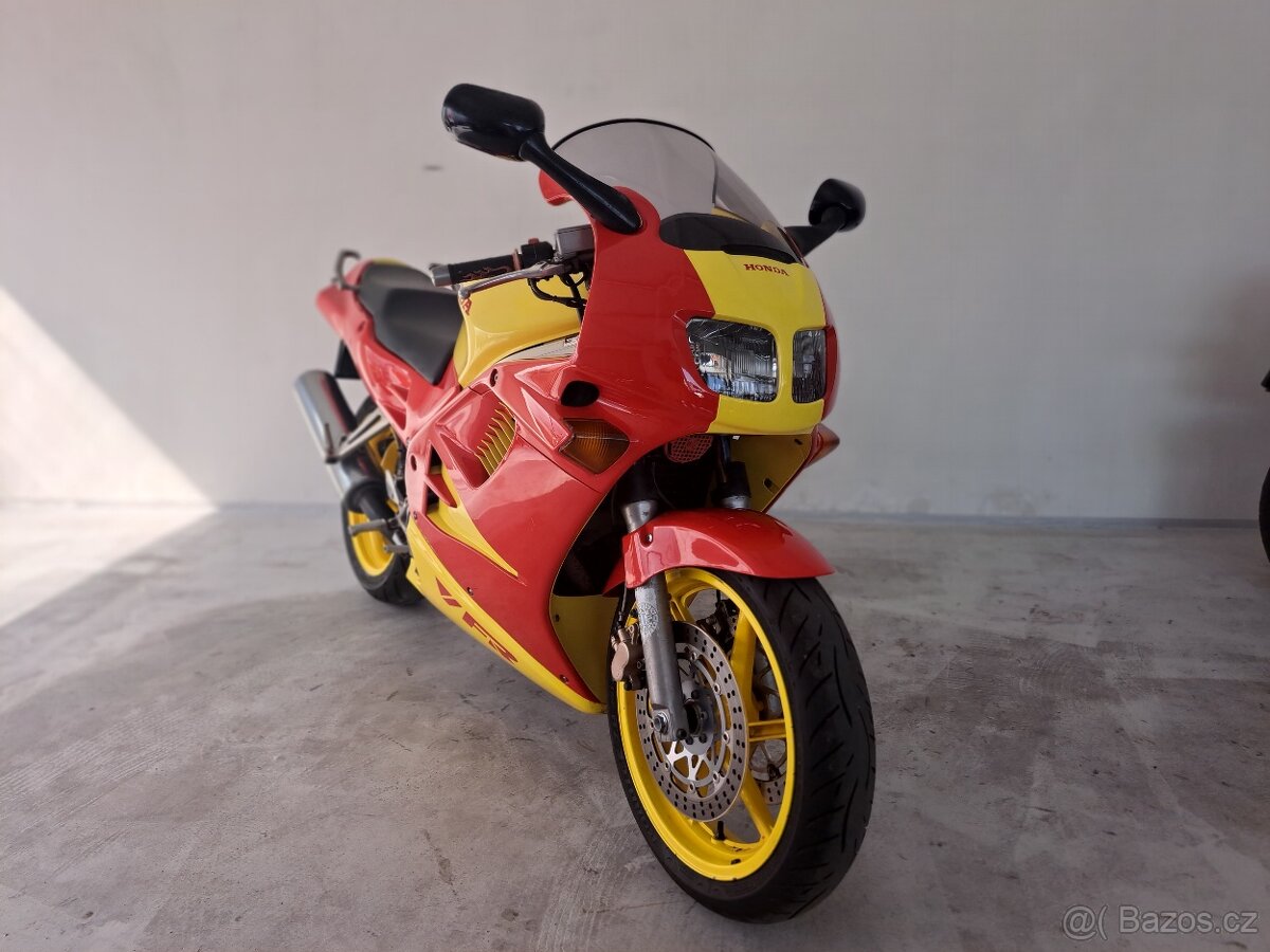 Honda VFR 750F - 3
