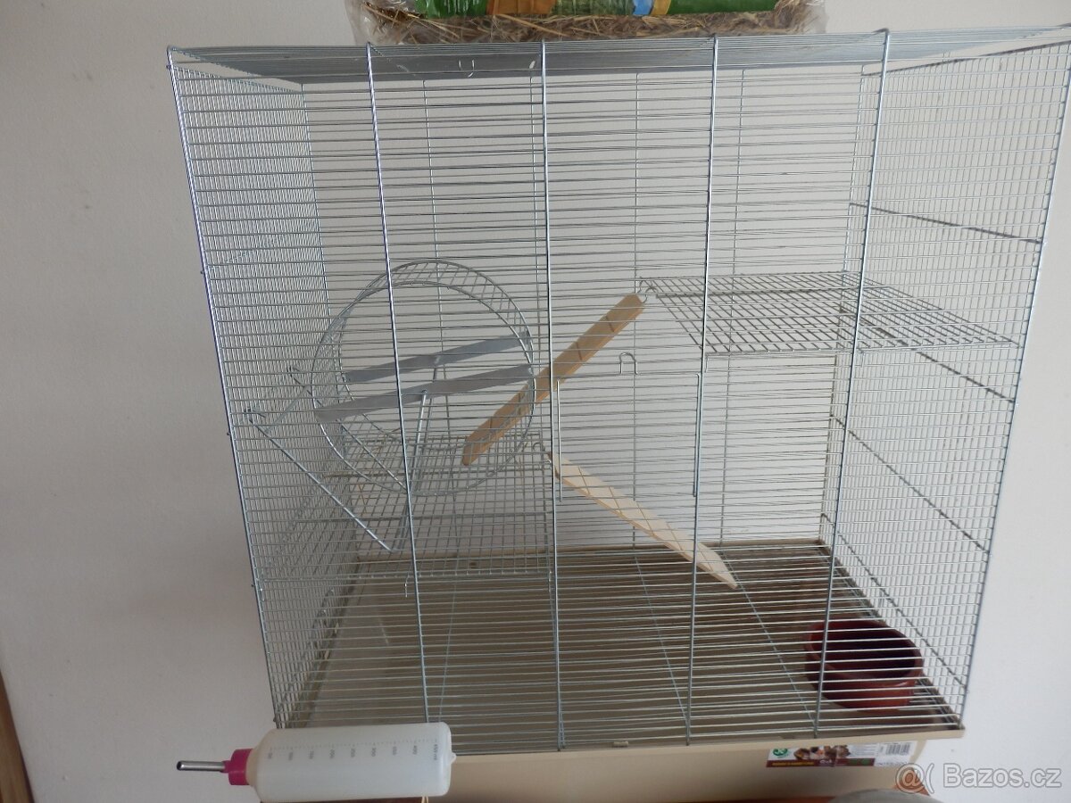 Klec osmák s vybavením. - 3