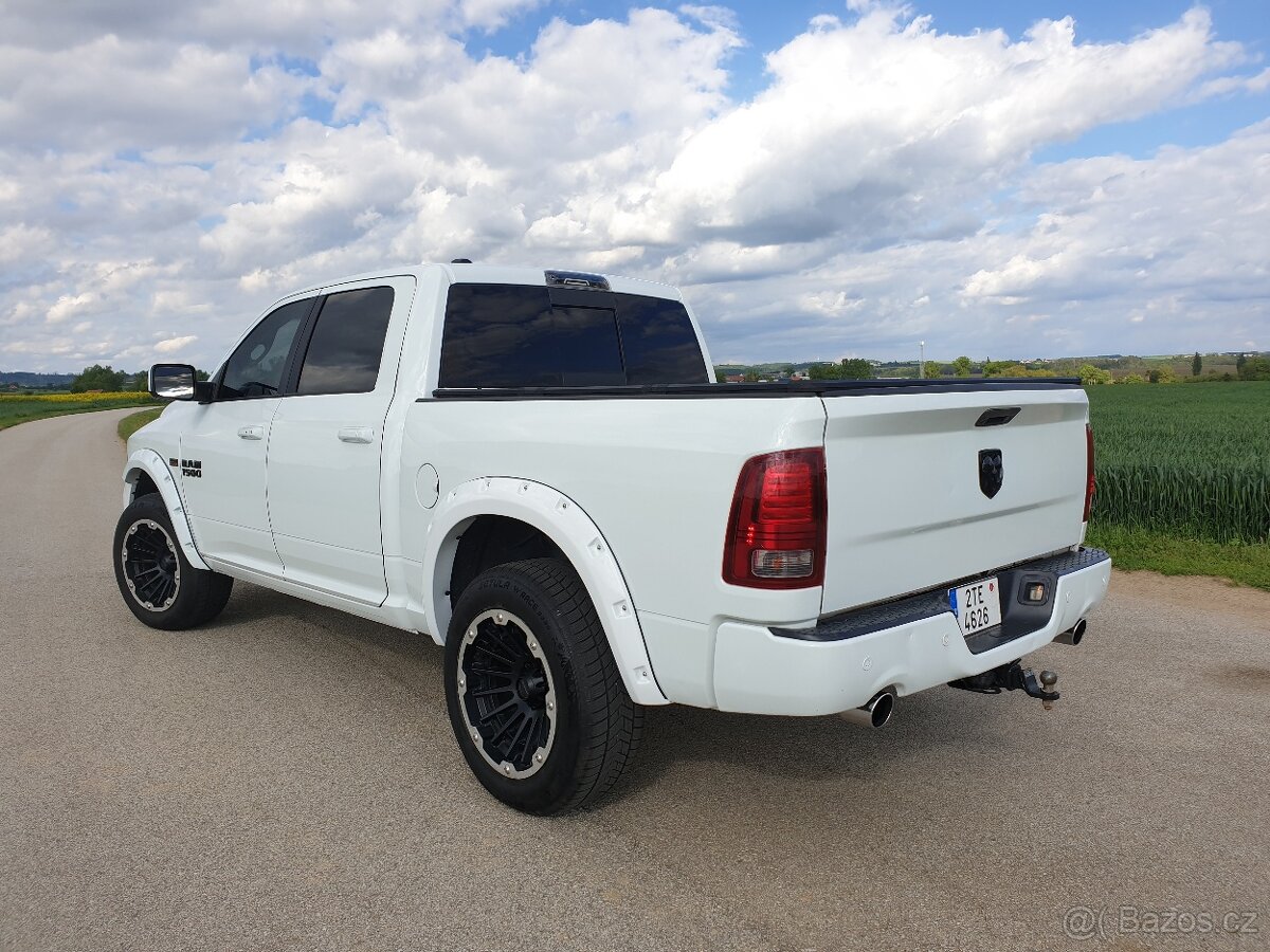 Dodge RAM 1500 Sport 5.7 V8 HEMI 4x4 Vzduch. podvozek