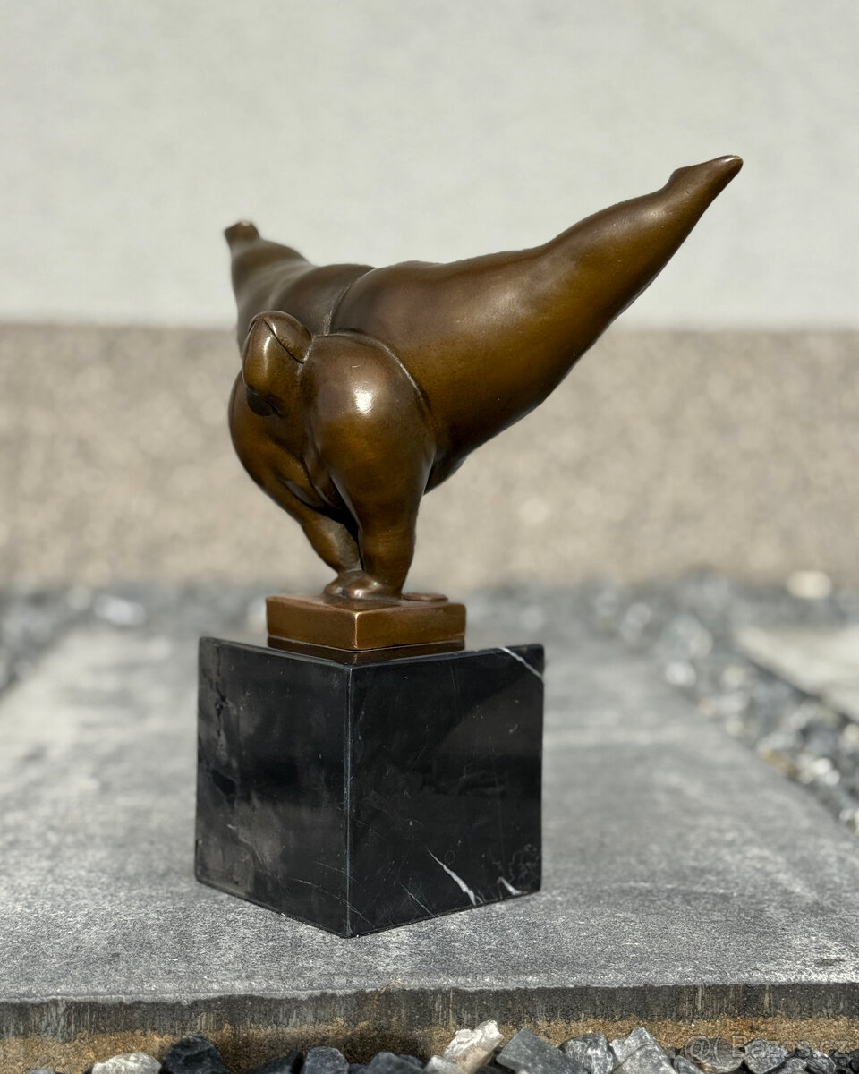 Luxusní bronzová socha Balancující žena Plus Size Gymnastka - 3