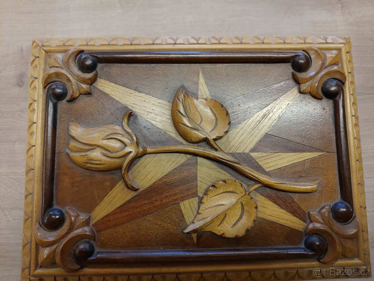 Vyřezávaná a intarzovaná skříňka - 3