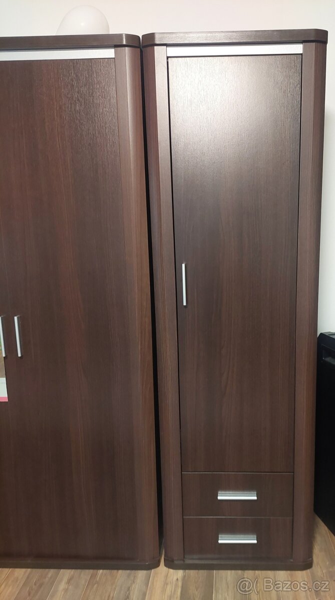 Šatní skříně a komoda - 3