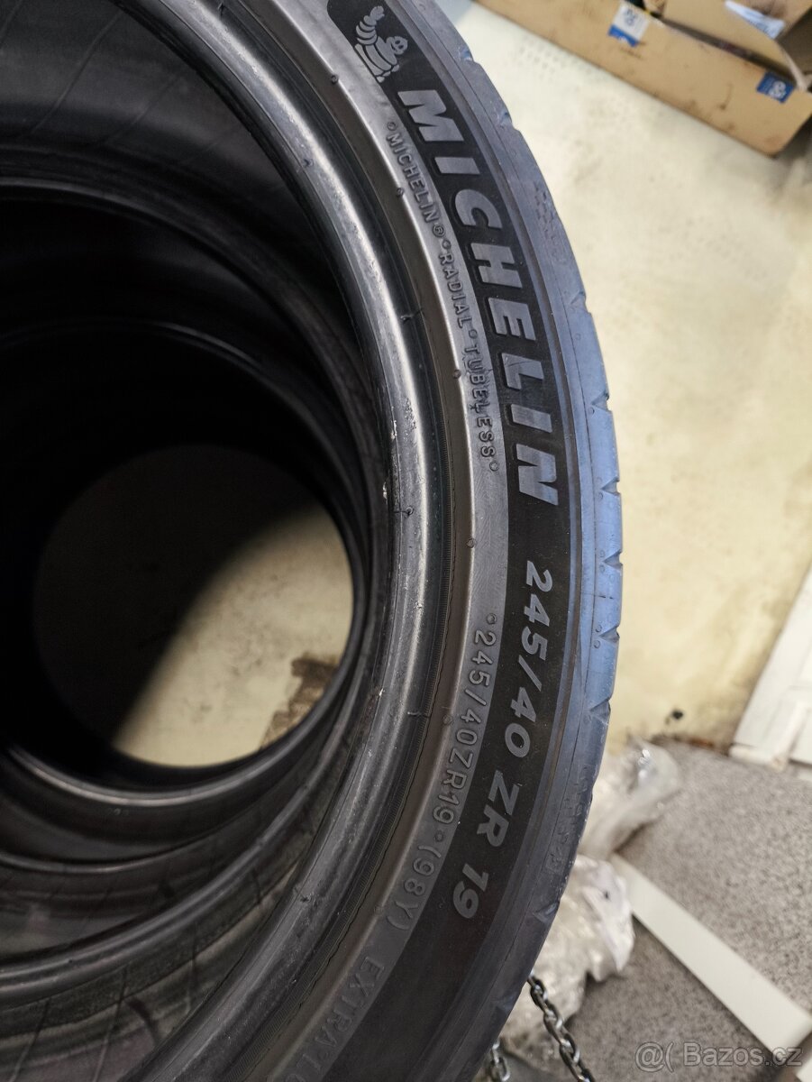 Prodám dvourozměrné pneu. R19 - 3