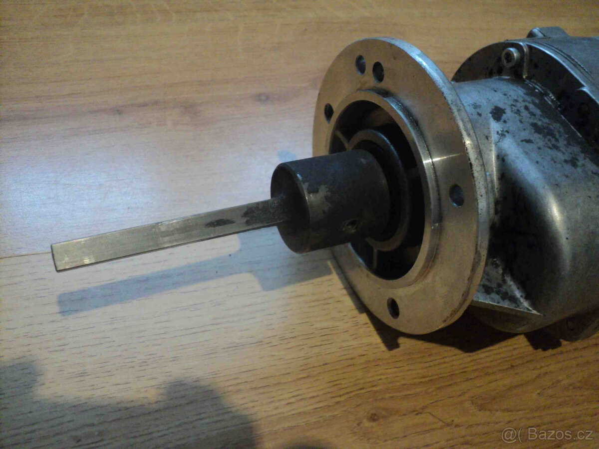 Elektromotor s převodovkou 400 V / 390 ot. / min - 3