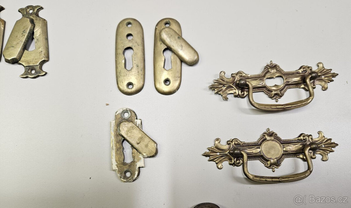 Staré mosazné štítky a zámky - 3