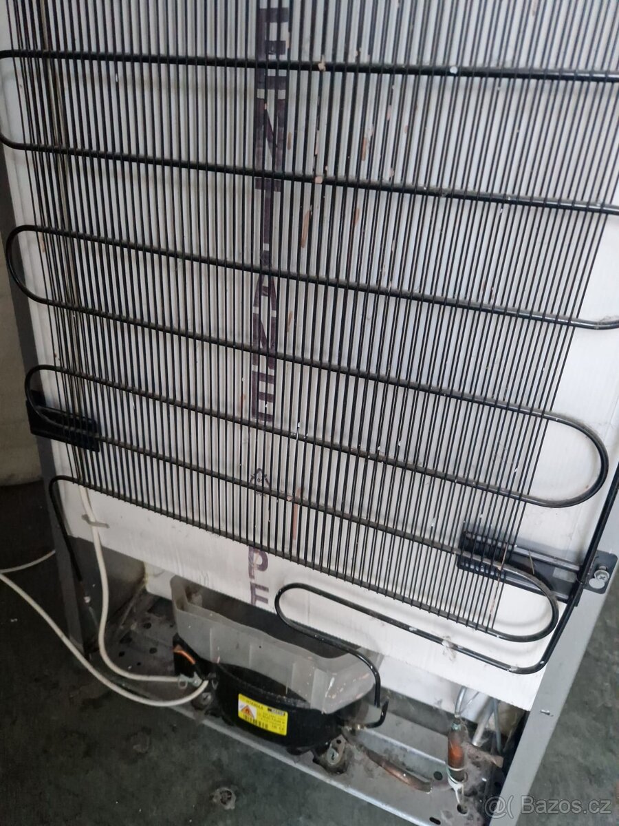 Stribrna lednice Electrolux - 3