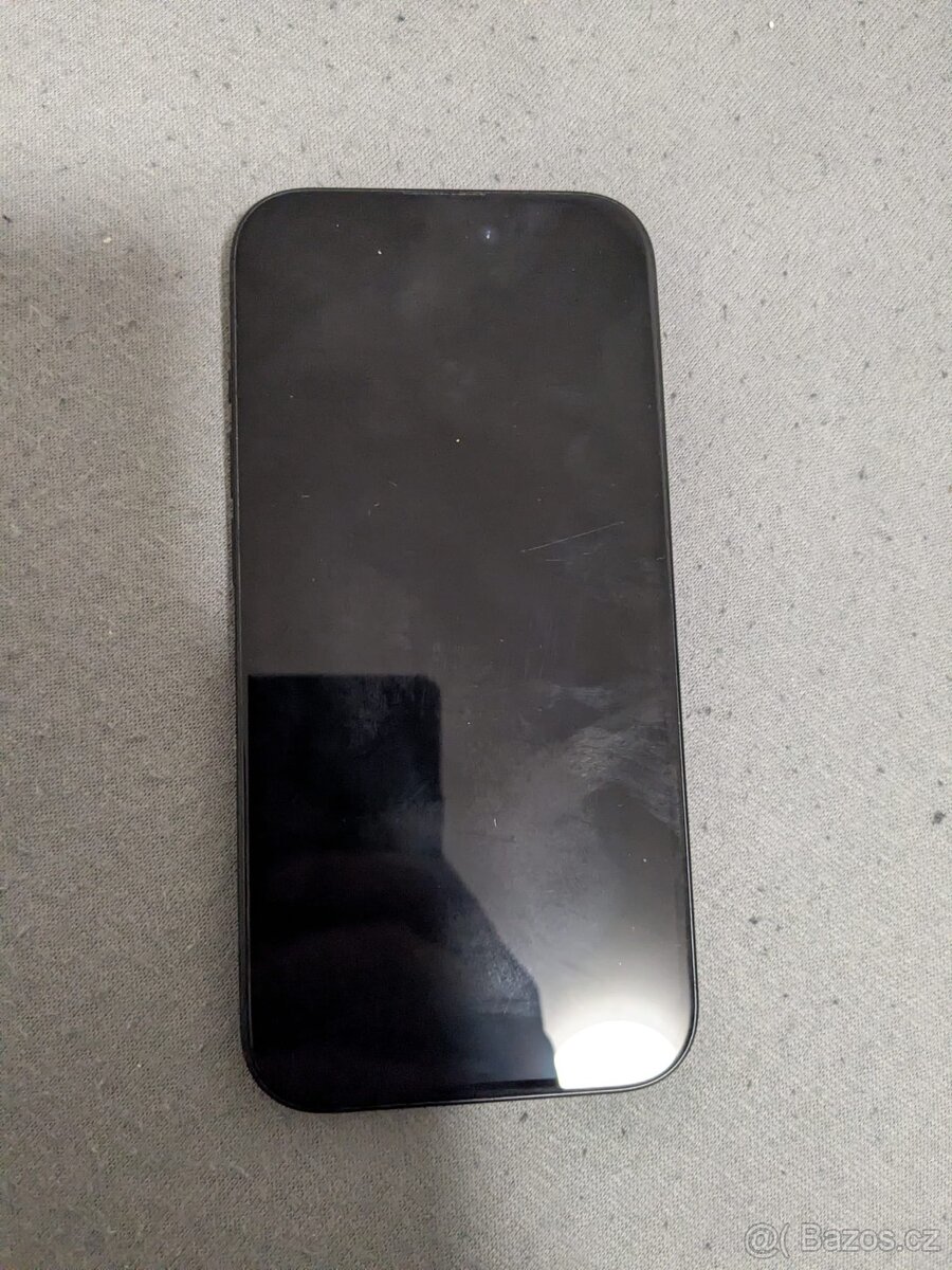 IPhone 15 - baterie 96% - 3