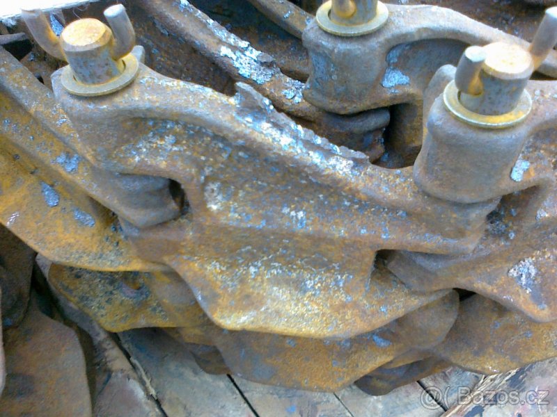 Prodám podvozkové díly na DT-75 - 3