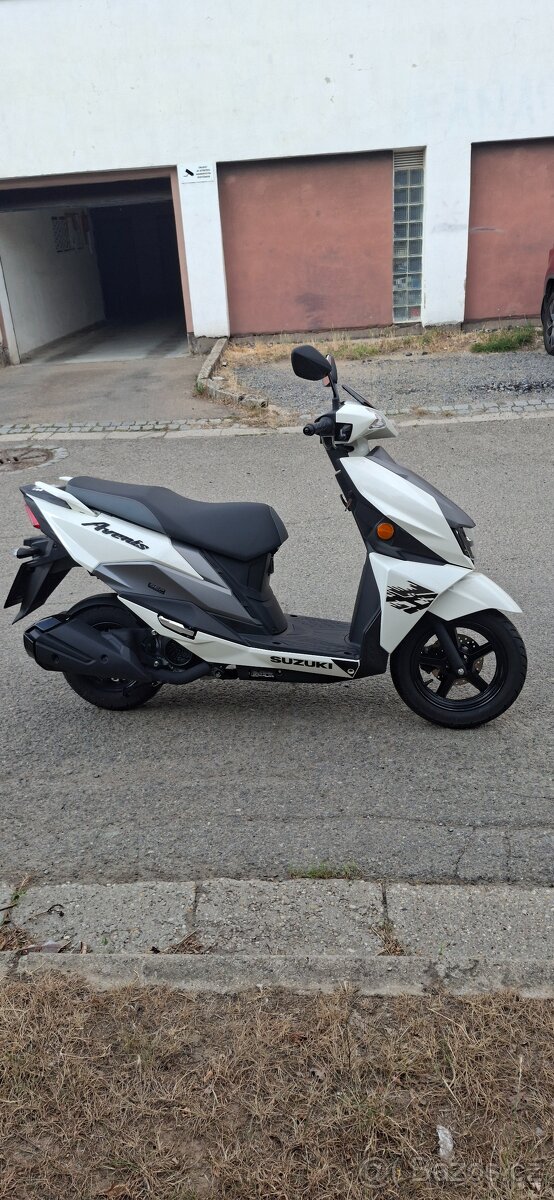Suzuki Avenis - 3