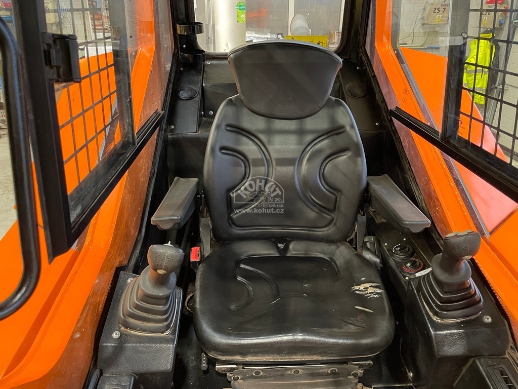 smykem řízený nakladač LOCUST 904 - 3