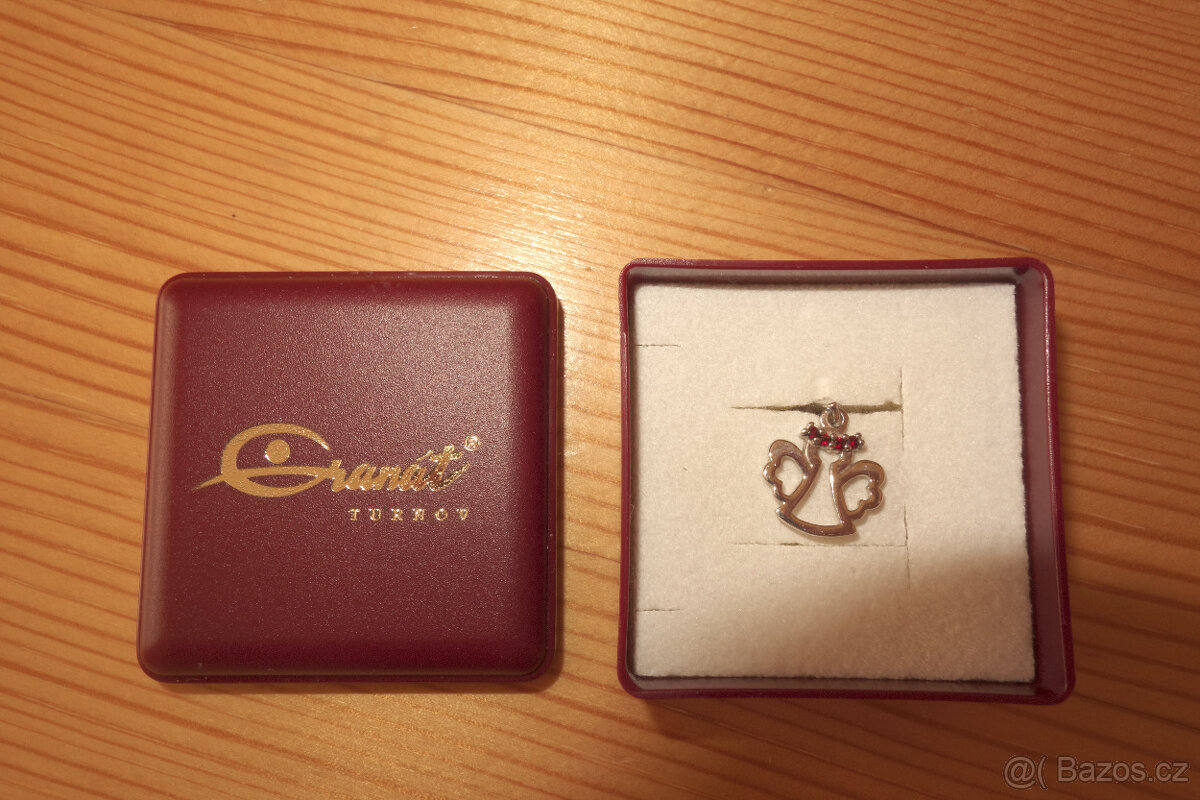 Stříbrný andělíček s granáty - 3