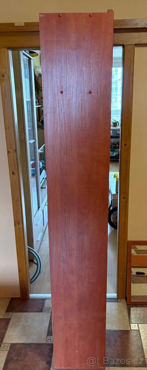 Úzká šatní skříň - 3