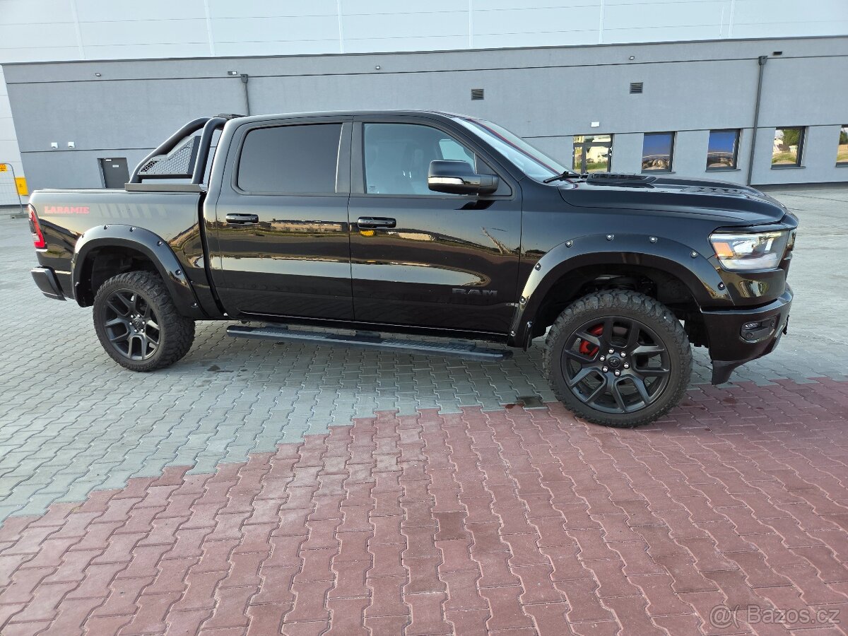 DODGE RAM 1500 LARAMIE 5.7 HEMI V8 401PS FULL LED KOLESO 22