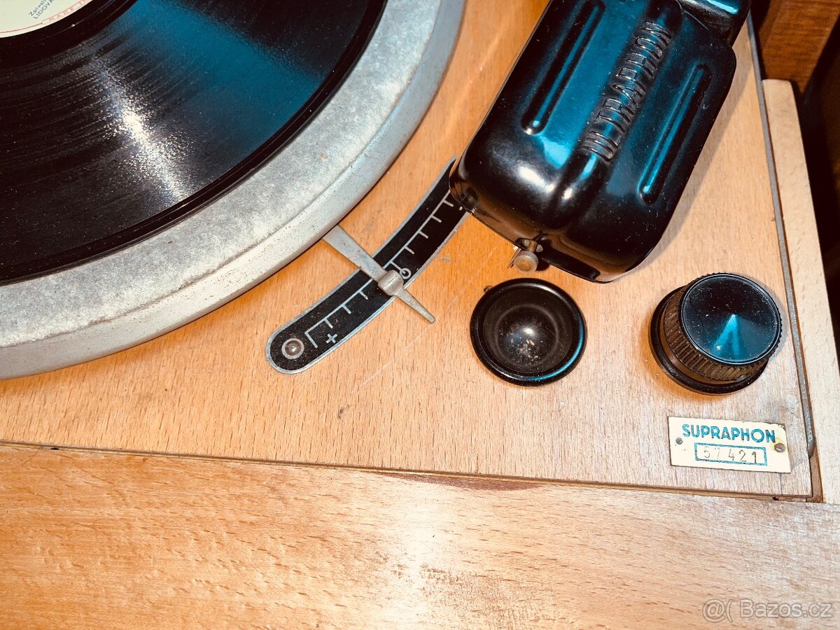 Skříňový gramofon s radiem - 3