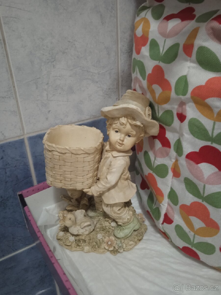 Soška pasáček s nůší. - 3