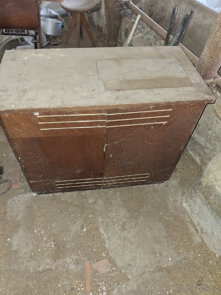 Šicí stroj, stolek , rádio - 3