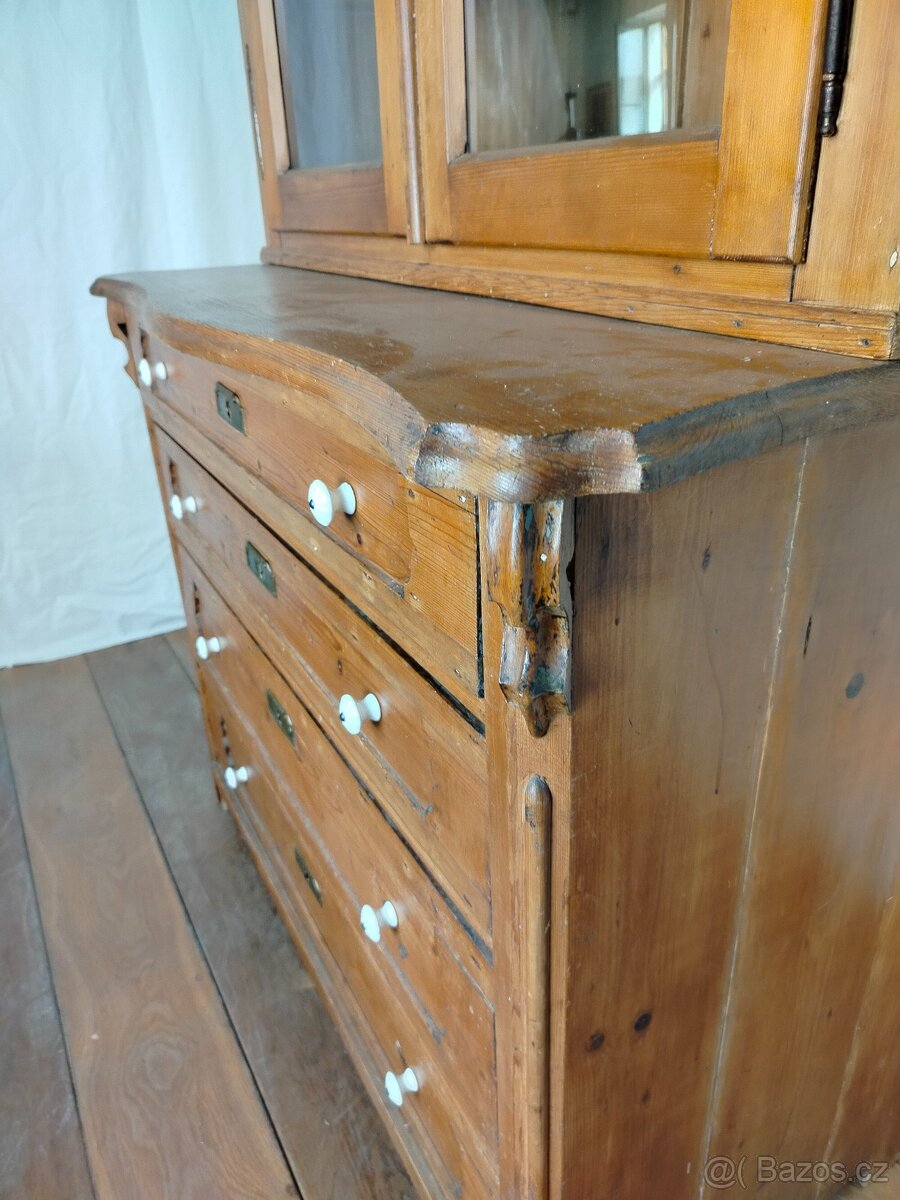 Starožitný kuchyňský kredenc - 3